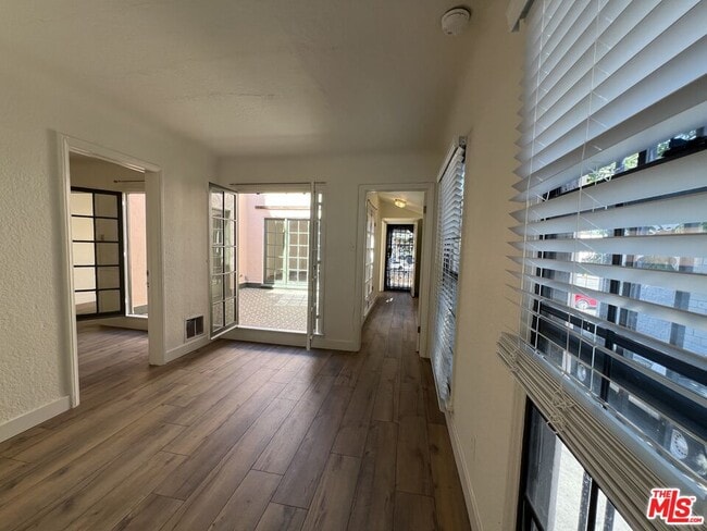 Building Photo - 4956 S San Vicente Blvd