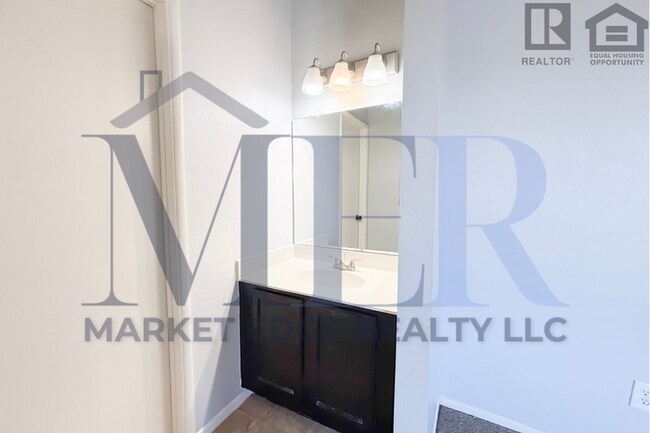 Building Photo - 2Bed/1Bath Condo at Peoria/53rd Ave! Ready...