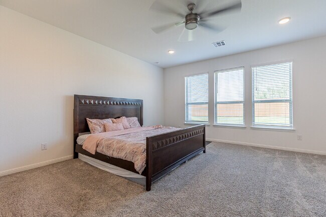Building Photo - 2332 Giona Pl