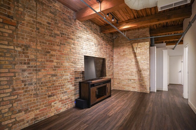 Building Photo - 225 W Huron St
