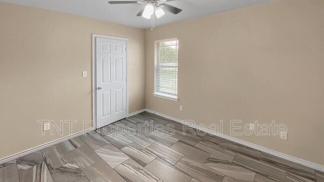 Building Photo - 9939 Risky's Ranch Dr