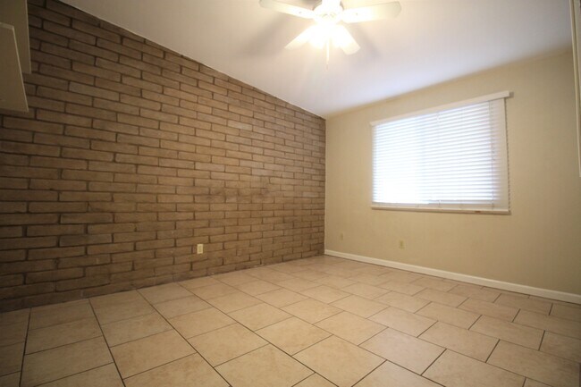 Living Room - 1110 E Broadmor Dr