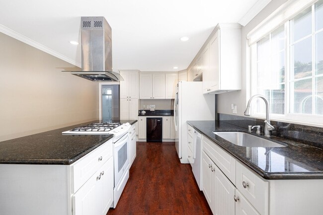 Building Photo - Spacious single family 3 bedroom home now ...