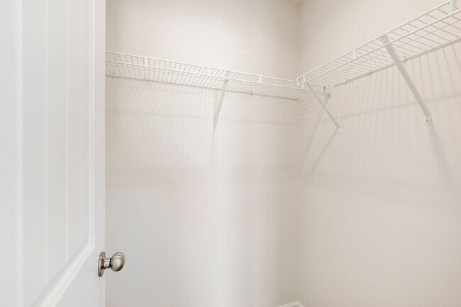 Building Photo - Elegant Townhome Near Southpoint Mall!