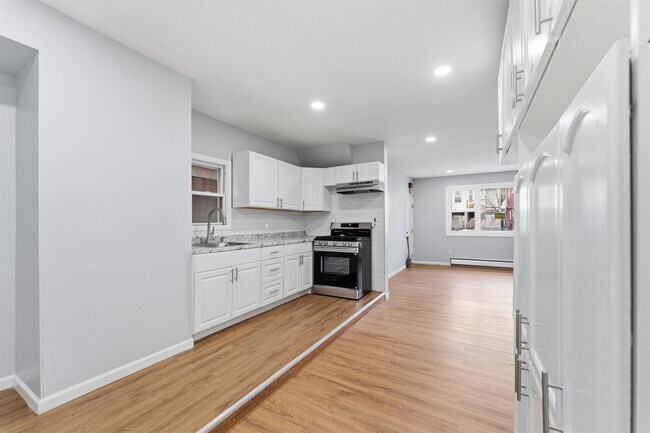 Building Photo - 16 W 10th St