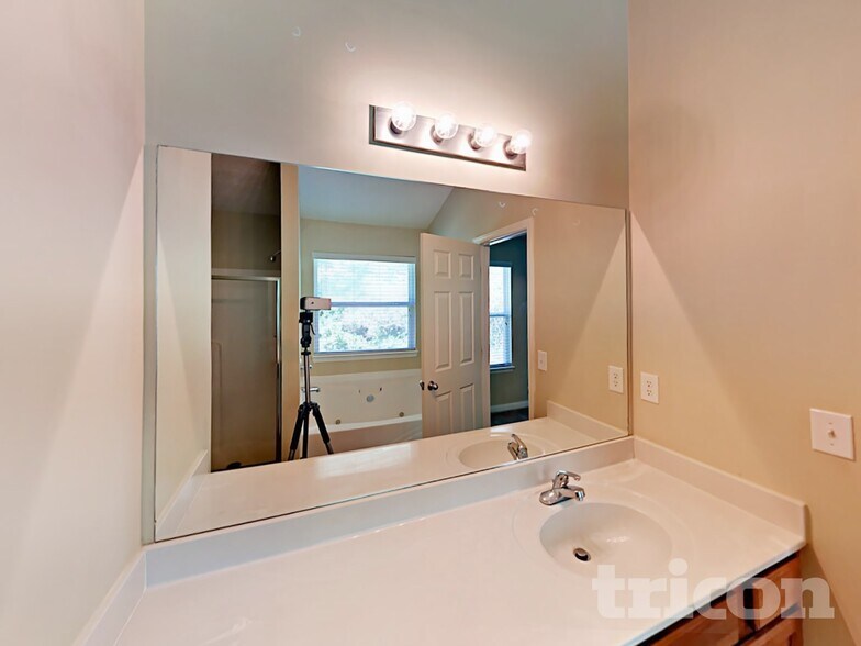 Building Photo - 9453 Lakeview Rd