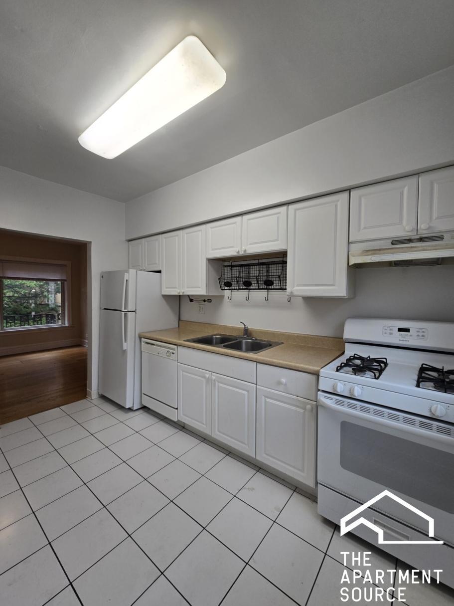 Building Photo - 834 Reba Pl