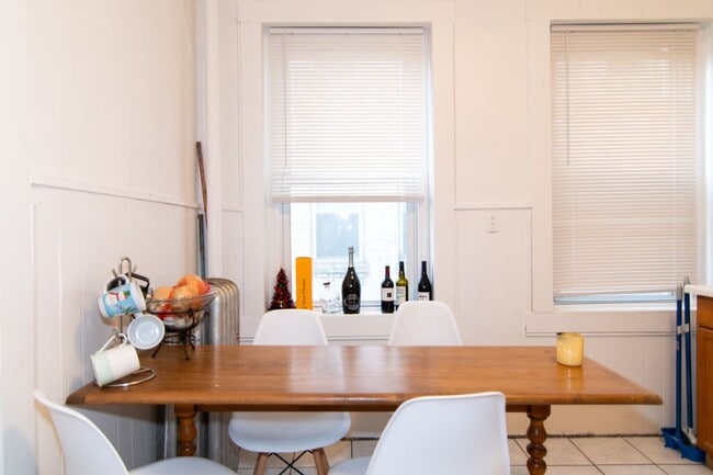 Building Photo - Gorgeous three bed room great sun light  Large bedrooms.