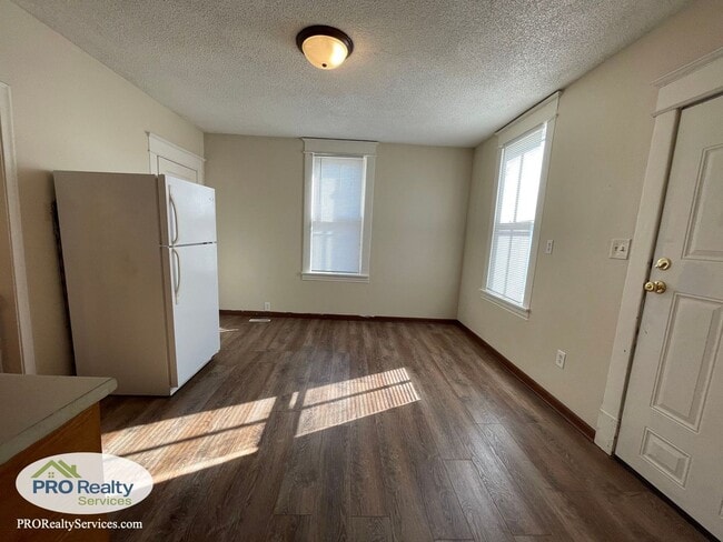 Building Photo - 3 Bedroom Plus Den Home