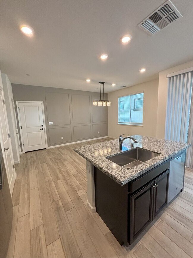 Building Photo - Beautiful Roseville House