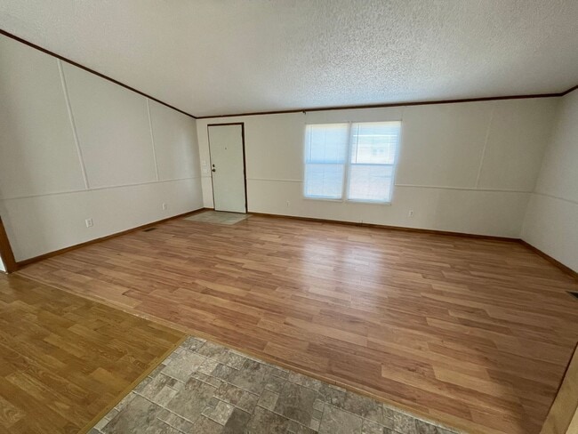 Building Photo - 3 BR, 2 BA doublewide in Pikeville!