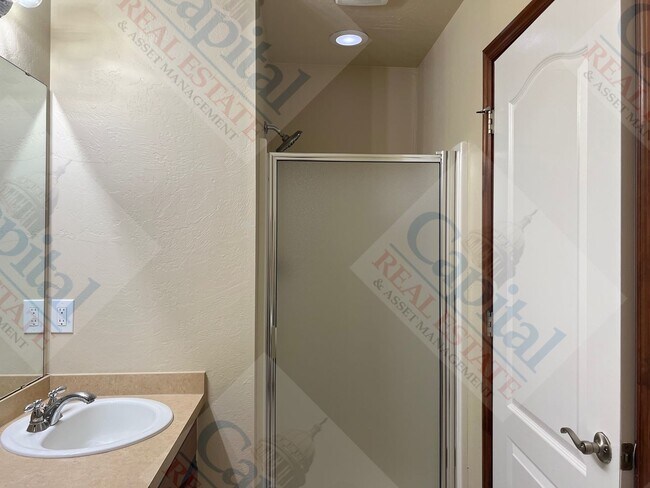 Building Photo - Spacious Duplex in Harrah