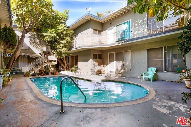 Building Photo - 941 N San Vicente Blvd