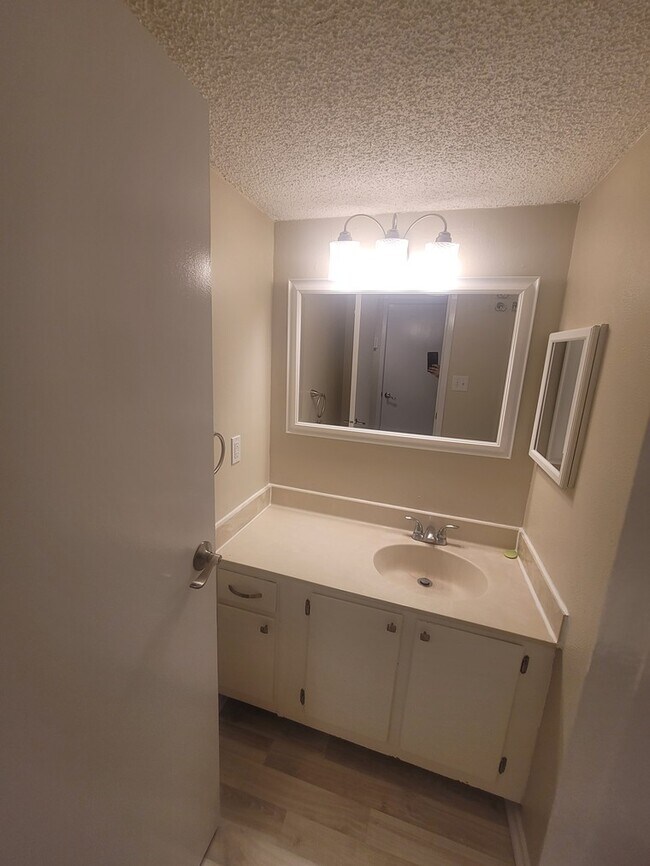 Building Photo - 7076 N Holiday Dr