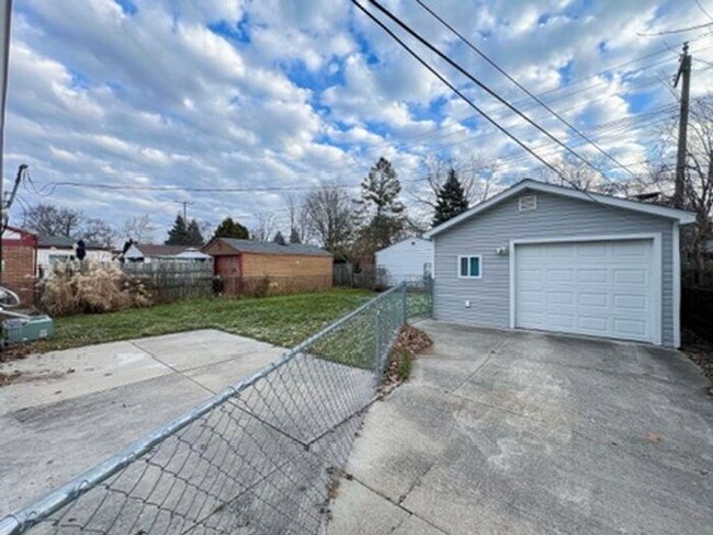 Building Photo - Refreshed Charm: Inviting 3BR/1BA Home in ...