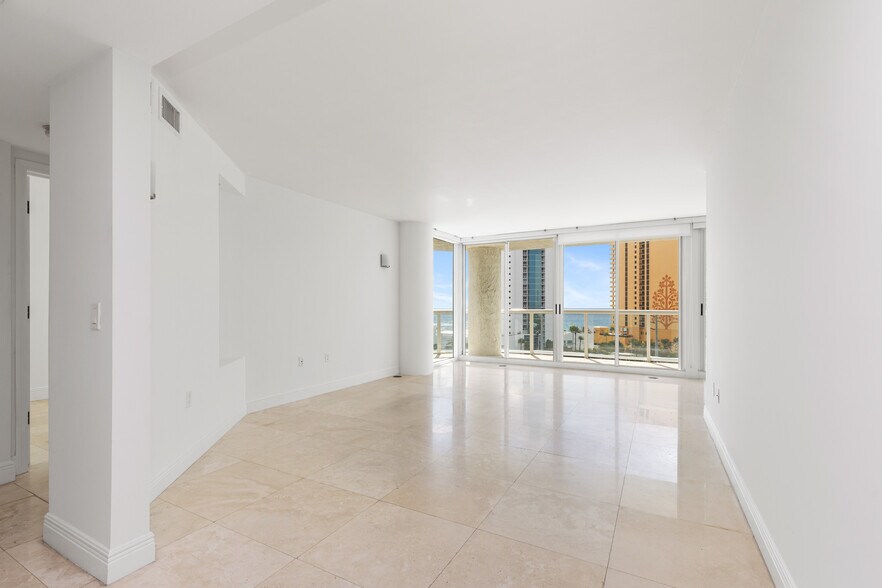 Building Photo - 16400 Collins Ave