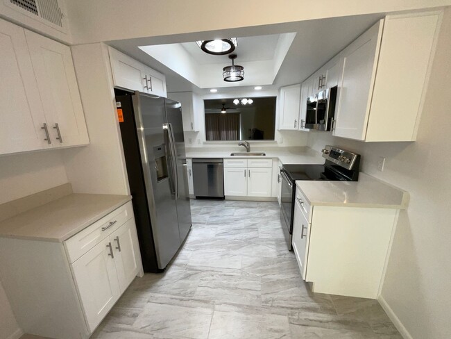 Building Photo - Eastside townhome completely remodeled, he...