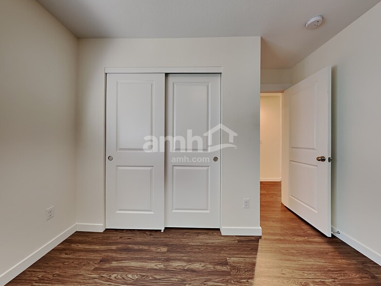 Building Photo - 1211 NE 12th St