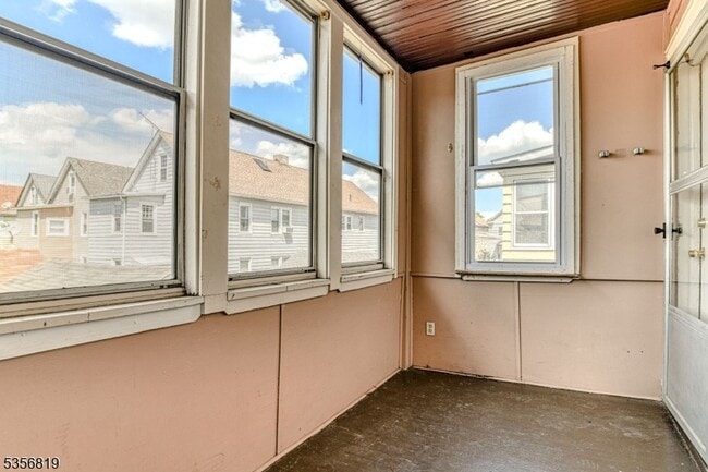 Building Photo - 1329 Alina St