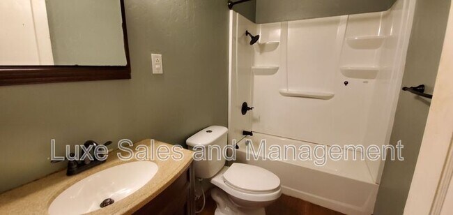 Building Photo - 1110 N Redbud