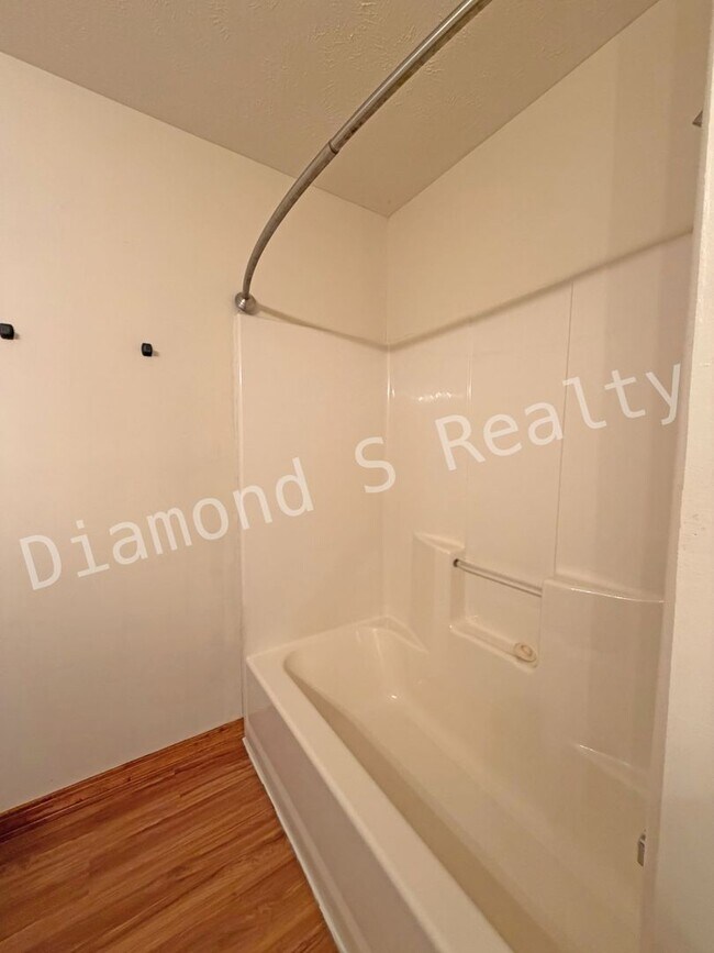 Building Photo - Charming 3 Bedroom in Desirable South Neig...