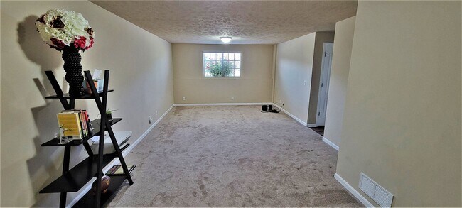 Building Photo - Must See Bennington Home!