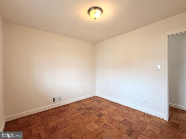 Building Photo - 2121 Patrick Henry Dr