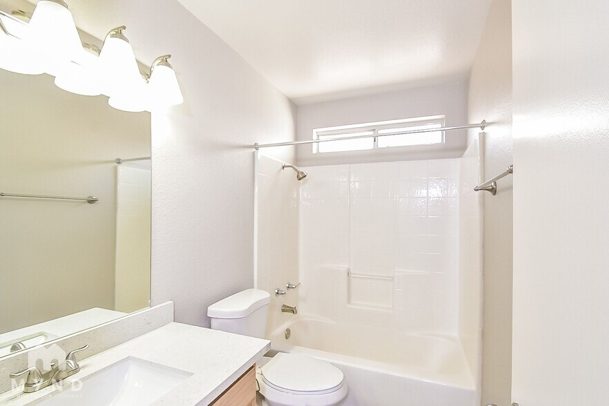 Building Photo - 5304 Del Lago Dr