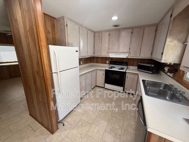 Building Photo - 866 Hawthorne Road