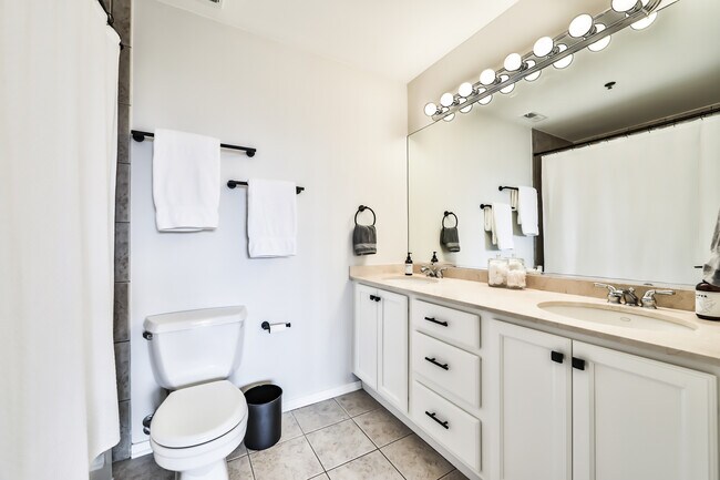 Building Photo - 6 S Laflin St