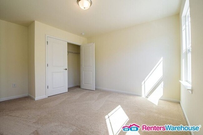 Building Photo - Spacious open floorplan!!