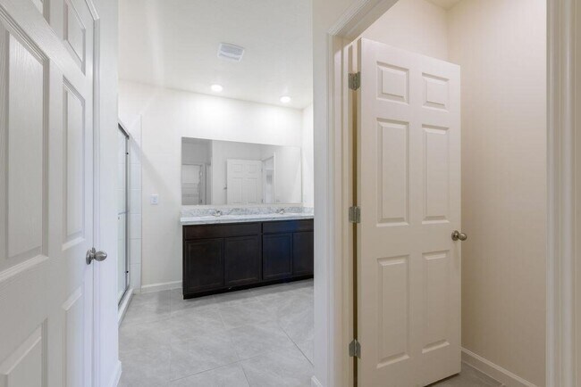 Building Photo - 1524 SW Bermel Ave