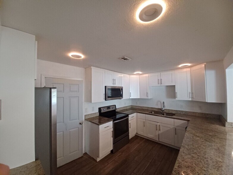 Building Photo - Priced to Rent 3/2 in Fort Myers