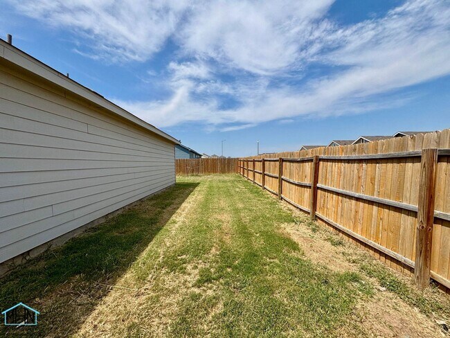 Building Photo - Beautiful 3 bed/2 bath 1,375 sqft home wit...