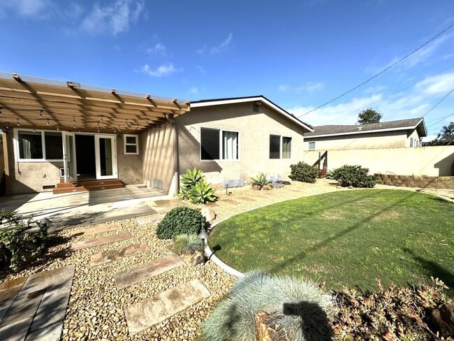 Building Photo - East Clairemont Mesa - Spacious 3 Bedroom / 1.5 Bath Single-Story Home with AC and Garage
