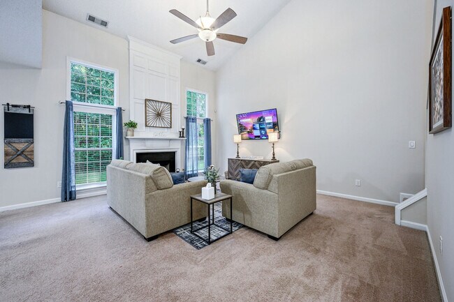 Building Photo - 206 Persimmon Tr