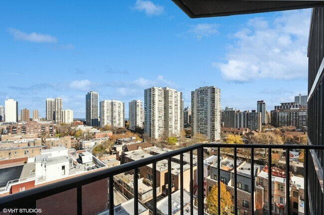 Building Photo - 1309 N Wells St