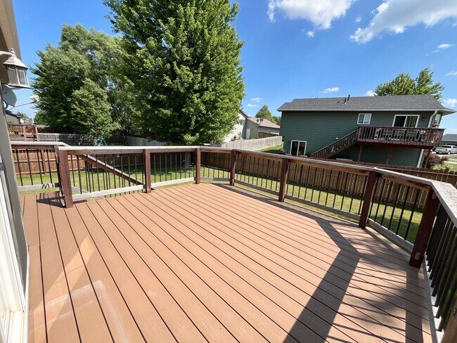 Building Photo - Stunning 4 Bed/2 Bath with 3 Car Garage and Fenced in Yard!