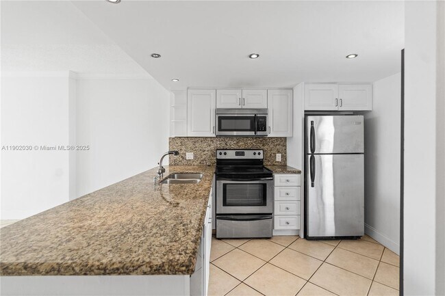 Building Photo - 3475 N Country Club Dr
