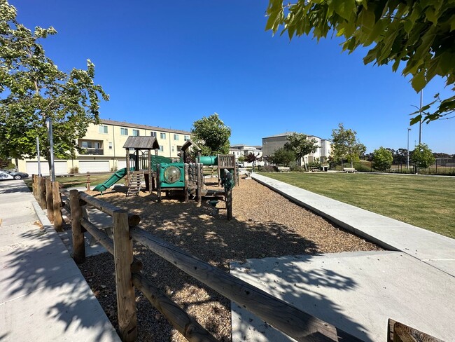 Building Photo - Beautiful 3B/2.5BA Townhome in Playa Del S...