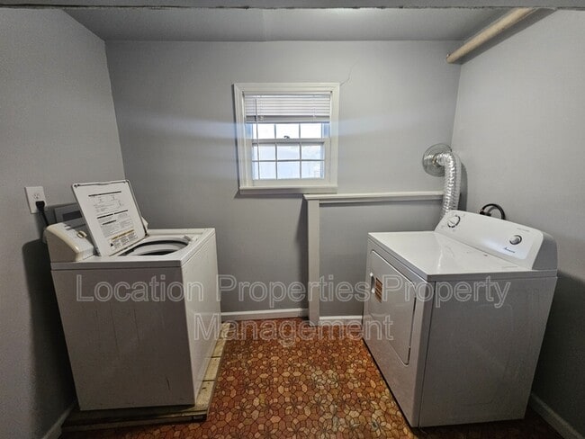 Building Photo - 3212 W 9th St