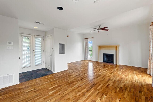 Building Photo - 409 E 38th St
