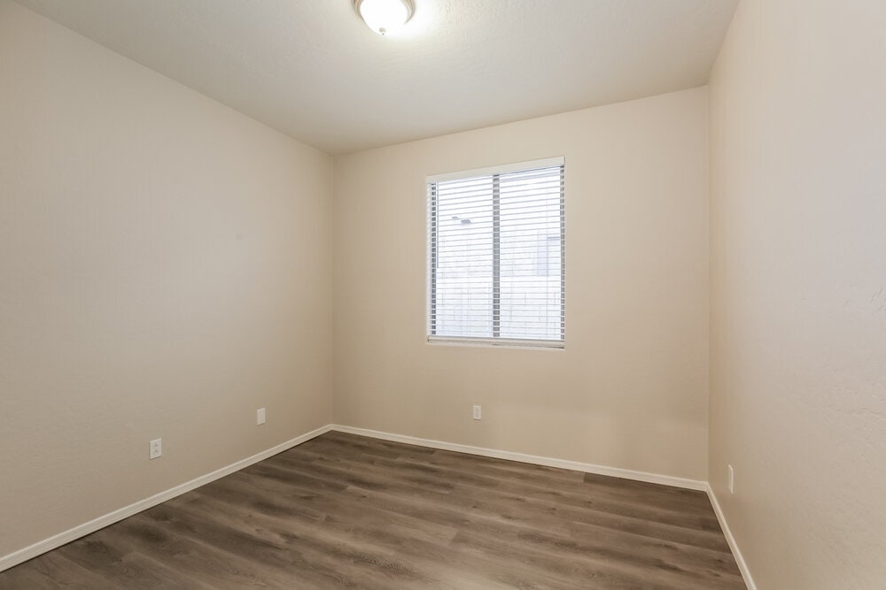 Building Photo - 2427 E Glass Ln