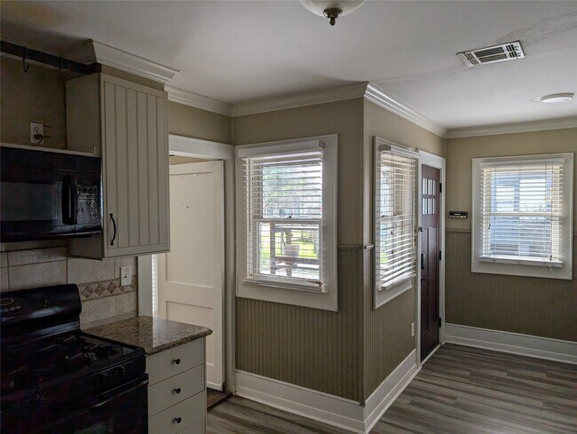 Building Photo - 510 W Lang St