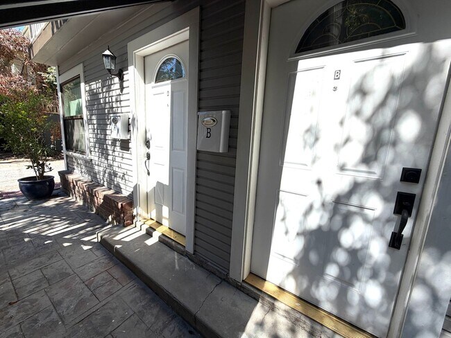 Building Photo - Tastefully remodeled Midtown Sacramento Apartment with Private Backyard Patio!