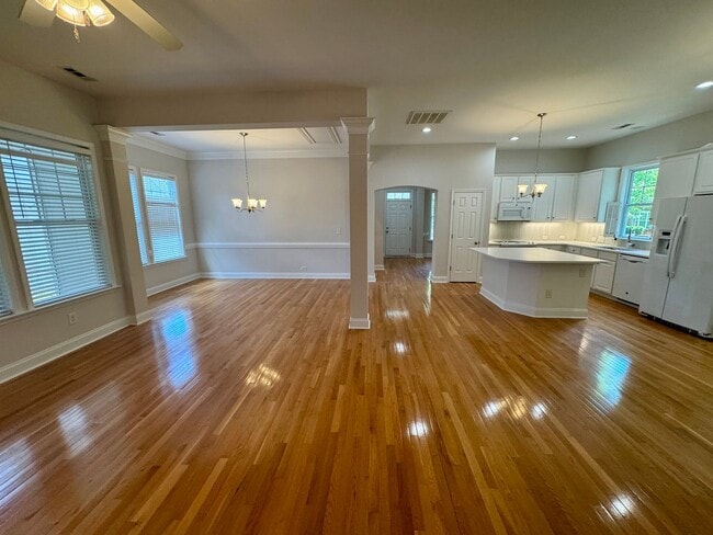 Building Photo - Adorable Home in Brighton Park