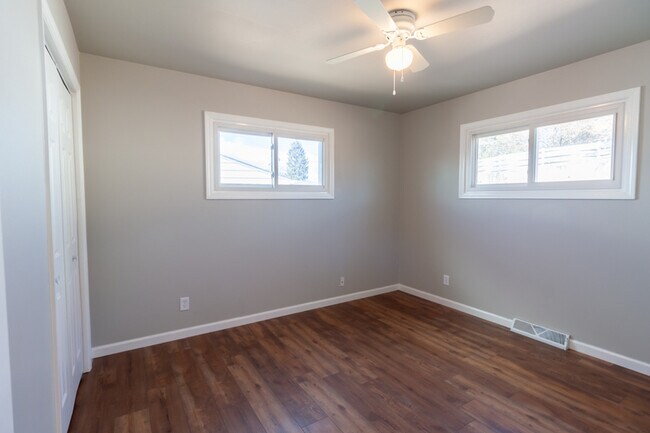 Building Photo - 804 Cahill Dr