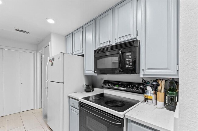 Building Photo - 806 W 24th St