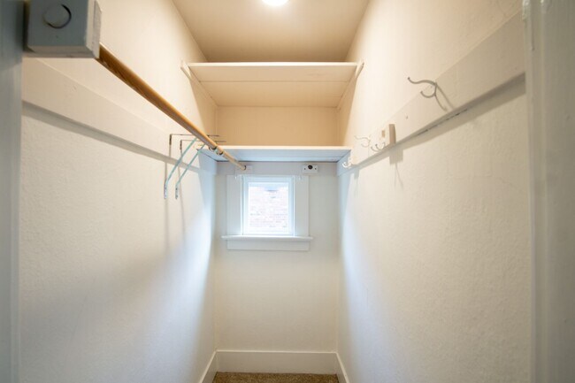 Building Photo - Gorgeous 2-Bedroom Corner Flat in 1911 Fou...