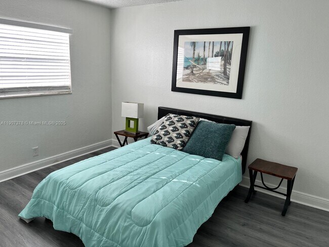 Building Photo - 241 SE 9th Ave